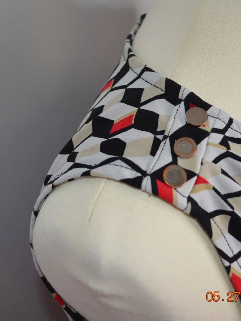 White House Black Market Women’s Large Cream Black Red Sleeveless Blouse